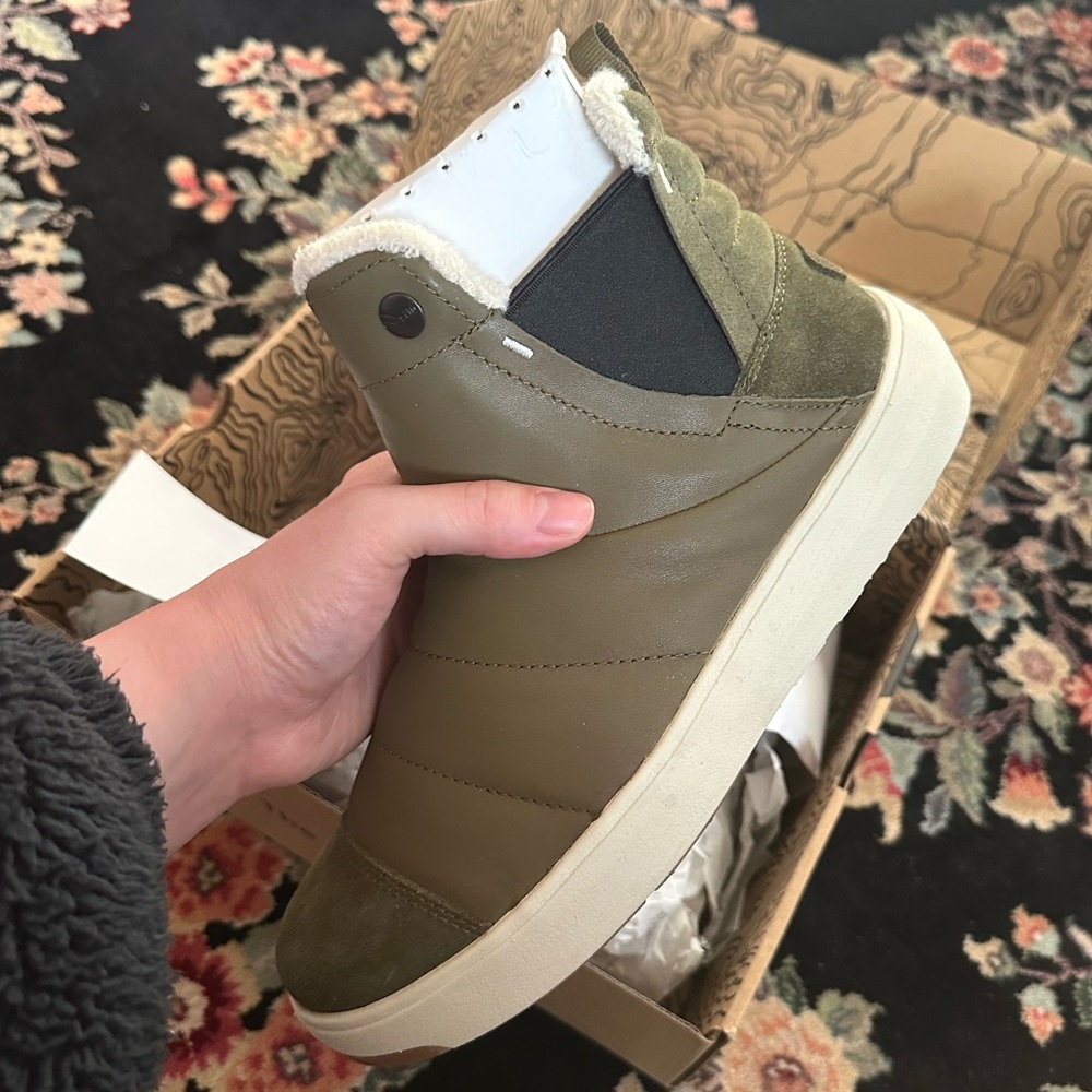 Size 8, never worn Stia fleece-lined forest green boots